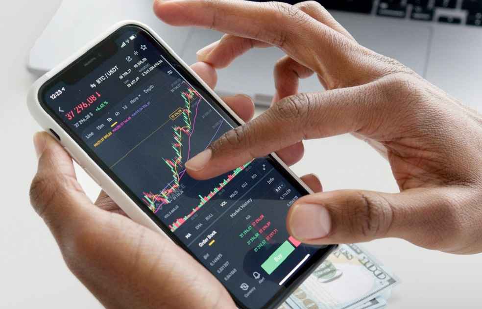 Securing the Fintech Landscape: Addressing Risks & Innovations 2 Fintech Risks & Innovations