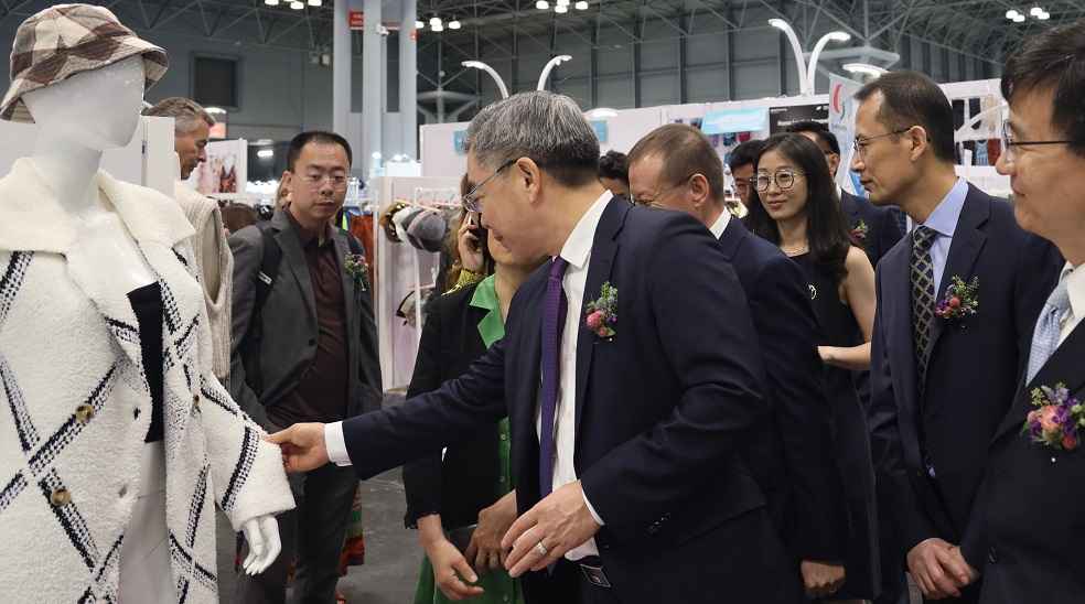 Interwoven Might: Textile Trade Weaves Resilient Bond Amid China and U.S 1 China and U.S Textile Trade