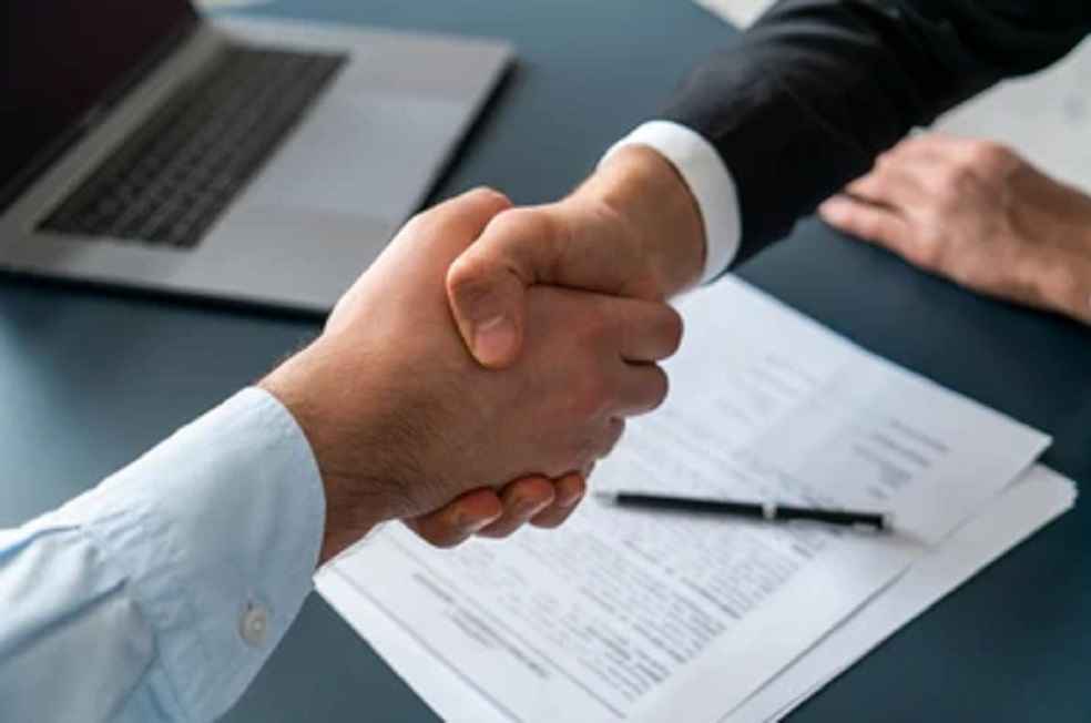 EU-Chile Landmark Deal: A New Era in Trade and Diplomacy 2 Chilie and EU agreement -two-businessmen-shaking-hands_11zon